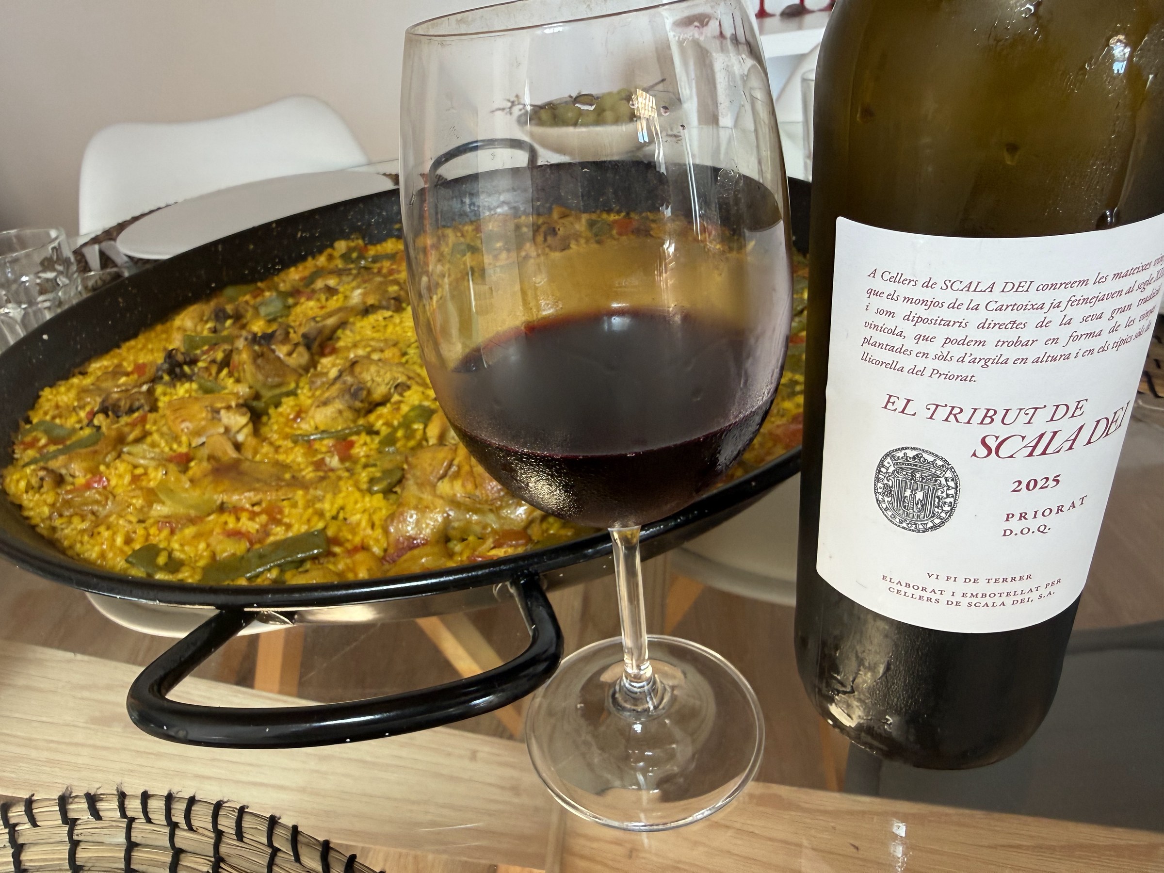 Paella met een glas Priorat wijn